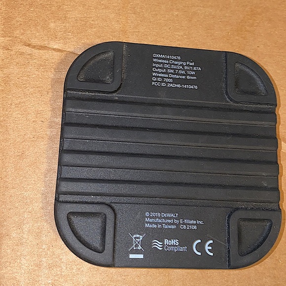 Dewalt Wireless PHONE Charging Pad - Picture 4 of 4